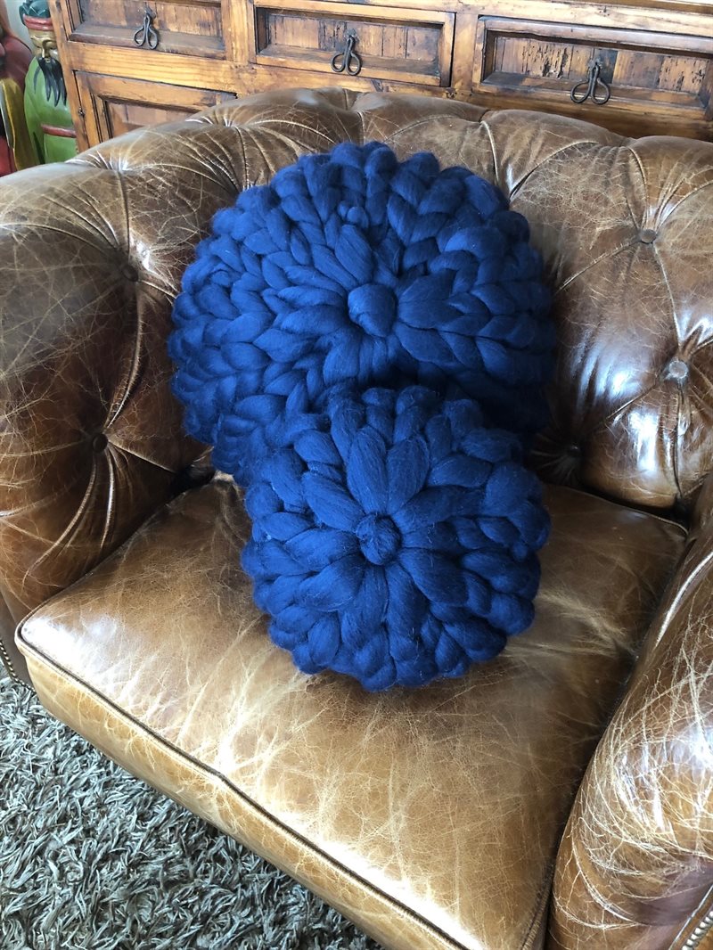 Luksuriøs Giant Knit Pude i Navy Blue – Håndstrikket 