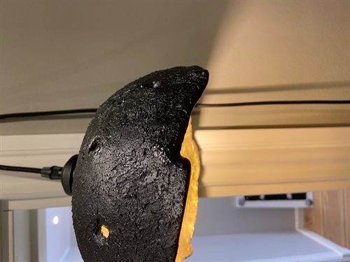 Luksuriøst lys i sort og guld – Håndlavet papmaché-lampe