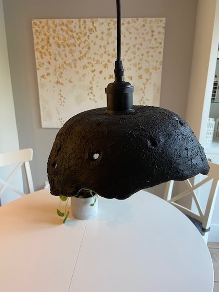 Luksuriøst lys i sort og guld – Håndlavet papmaché-lampe