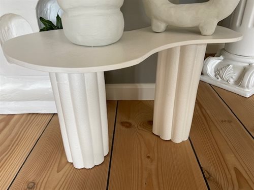 Elegant håndlavet sidebord i hvid – kunst og funktion i ét