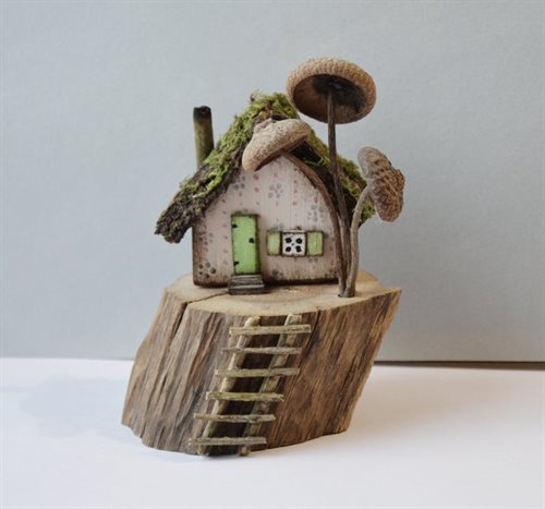 Miniature hus i genbrugstræ - unika og kun 1 stk.